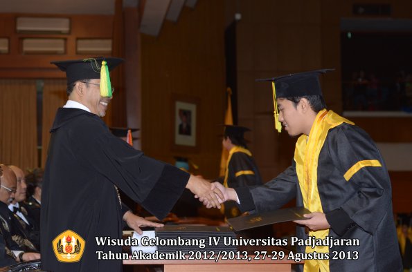 wisuda-unpad-gel-iv-ta-2012_2013-fakultas-ilmu-komunikasi-oleh-dekan-210