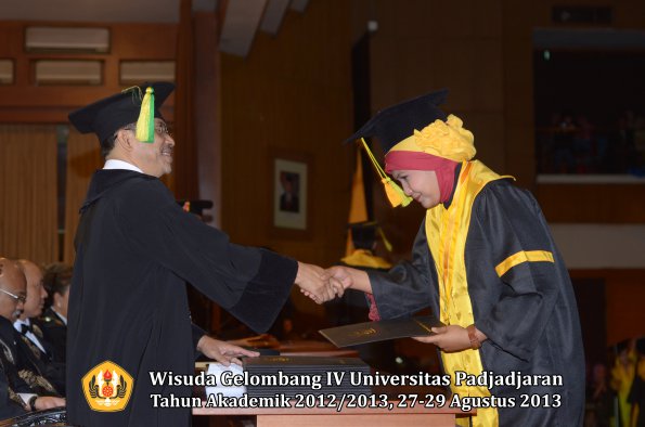 wisuda-unpad-gel-iv-ta-2012_2013-fakultas-ilmu-komunikasi-oleh-dekan-211