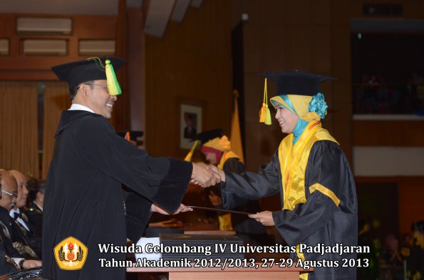 wisuda-unpad-gel-iv-ta-2012_2013-fakultas-ilmu-komunikasi-oleh-dekan-212