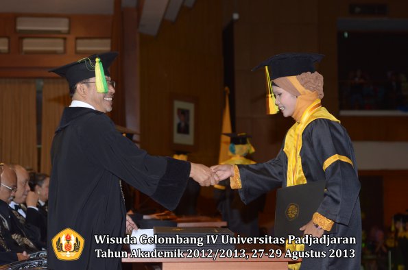 wisuda-unpad-gel-iv-ta-2012_2013-fakultas-ilmu-komunikasi-oleh-dekan-213