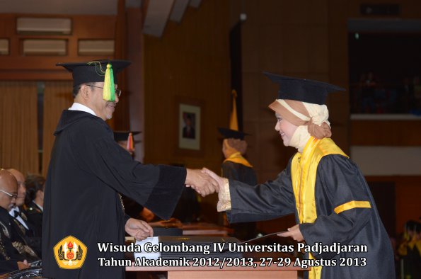 wisuda-unpad-gel-iv-ta-2012_2013-fakultas-ilmu-komunikasi-oleh-dekan-214