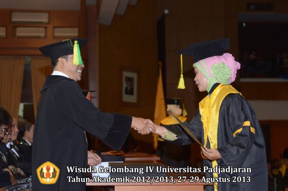 wisuda-unpad-gel-iv-ta-2012_2013-fakultas-ilmu-komunikasi-oleh-dekan-215