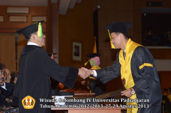 wisuda-unpad-gel-iv-ta-2012_2013-fakultas-ilmu-komunikasi-oleh-dekan-216