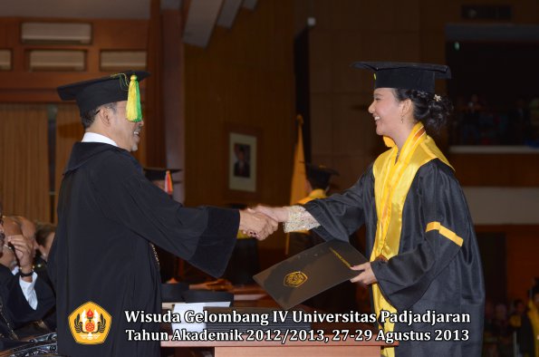 wisuda-unpad-gel-iv-ta-2012_2013-fakultas-ilmu-komunikasi-oleh-dekan-217