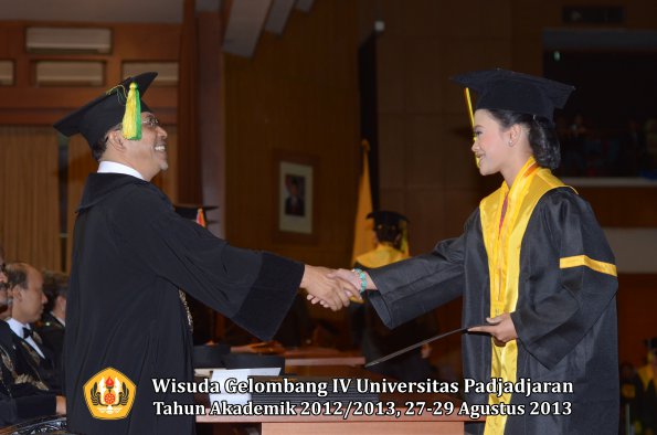 wisuda-unpad-gel-iv-ta-2012_2013-fakultas-ilmu-komunikasi-oleh-dekan-218