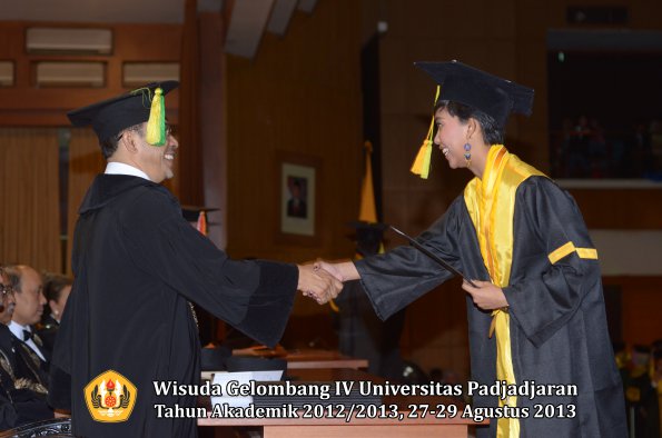 wisuda-unpad-gel-iv-ta-2012_2013-fakultas-ilmu-komunikasi-oleh-dekan-219