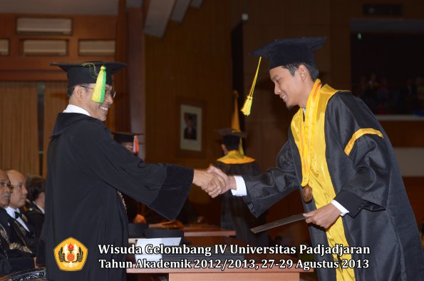 wisuda-unpad-gel-iv-ta-2012_2013-fakultas-ilmu-komunikasi-oleh-dekan-220