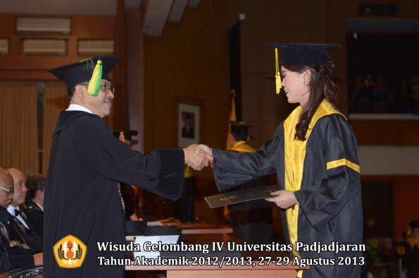 wisuda-unpad-gel-iv-ta-2012_2013-fakultas-ilmu-komunikasi-oleh-dekan-221