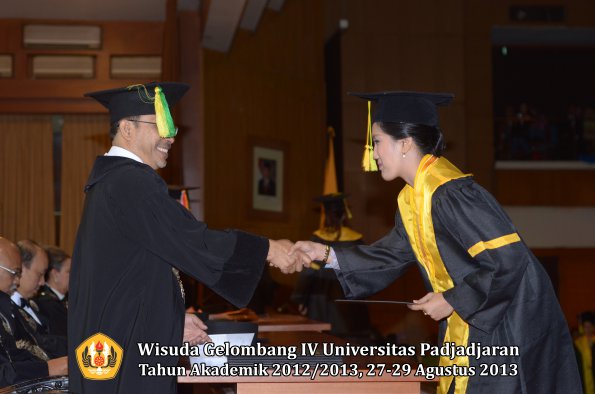 wisuda-unpad-gel-iv-ta-2012_2013-fakultas-ilmu-komunikasi-oleh-dekan-222