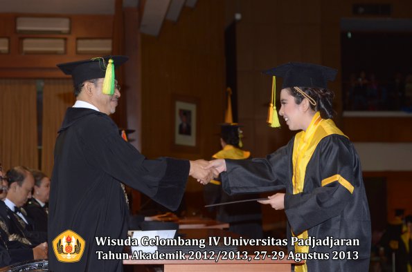 wisuda-unpad-gel-iv-ta-2012_2013-fakultas-ilmu-komunikasi-oleh-dekan-223