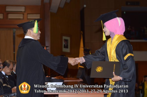 wisuda-unpad-gel-iv-ta-2012_2013-fakultas-ilmu-komunikasi-oleh-dekan-224