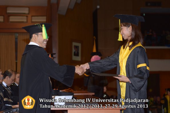 wisuda-unpad-gel-iv-ta-2012_2013-fakultas-ilmu-komunikasi-oleh-dekan-225