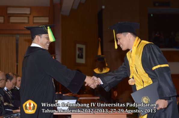 wisuda-unpad-gel-iv-ta-2012_2013-fakultas-ilmu-komunikasi-oleh-dekan-226