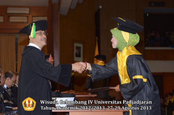 wisuda-unpad-gel-iv-ta-2012_2013-fakultas-ilmu-komunikasi-oleh-dekan-227