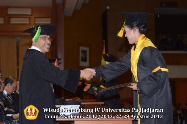 wisuda-unpad-gel-iv-ta-2012_2013-fakultas-ilmu-komunikasi-oleh-dekan-228