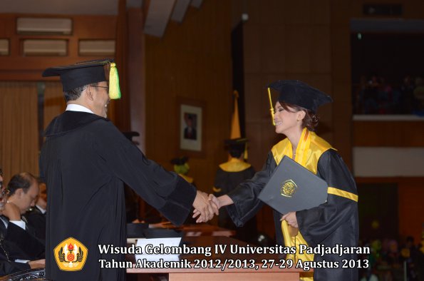 wisuda-unpad-gel-iv-ta-2012_2013-fakultas-ilmu-komunikasi-oleh-dekan-229