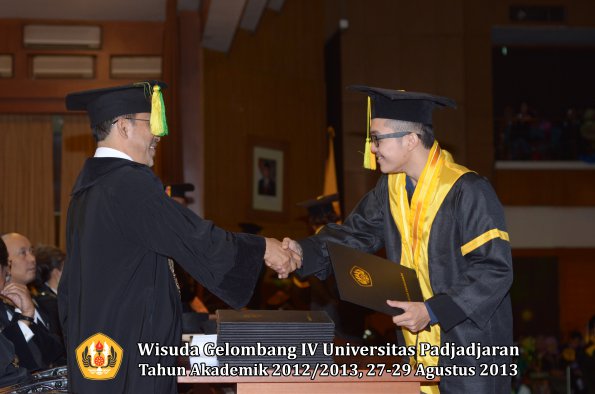 wisuda-unpad-gel-iv-ta-2012_2013-fakultas-ilmu-komunikasi-oleh-dekan-230