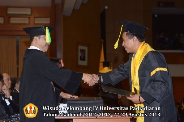 wisuda-unpad-gel-iv-ta-2012_2013-fakultas-ilmu-komunikasi-oleh-dekan-231