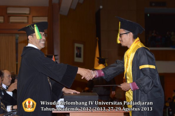 wisuda-unpad-gel-iv-ta-2012_2013-fakultas-ilmu-komunikasi-oleh-dekan-232