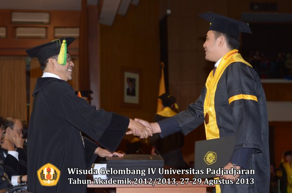 wisuda-unpad-gel-iv-ta-2012_2013-fakultas-ilmu-komunikasi-oleh-dekan-233