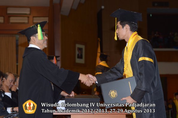 wisuda-unpad-gel-iv-ta-2012_2013-fakultas-ilmu-komunikasi-oleh-dekan-234