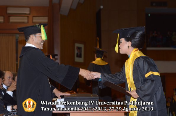 wisuda-unpad-gel-iv-ta-2012_2013-fakultas-ilmu-komunikasi-oleh-dekan-235