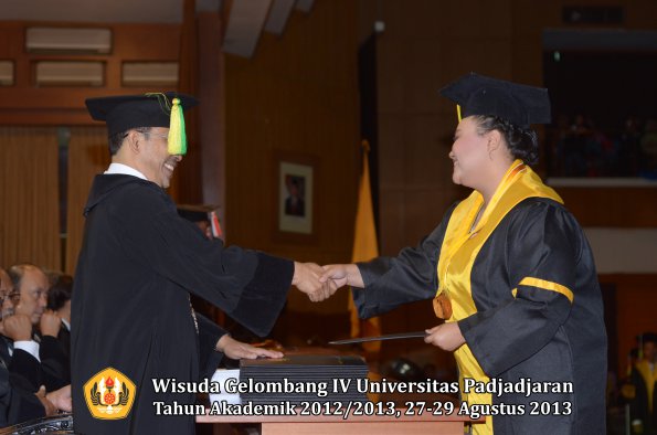 wisuda-unpad-gel-iv-ta-2012_2013-fakultas-ilmu-komunikasi-oleh-dekan-236