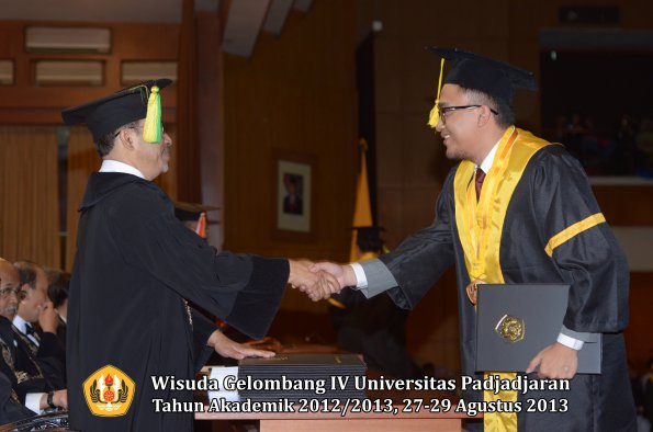 wisuda-unpad-gel-iv-ta-2012_2013-fakultas-ilmu-komunikasi-oleh-dekan-237