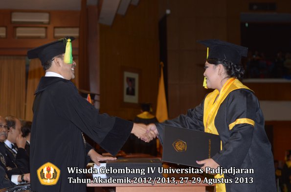 wisuda-unpad-gel-iv-ta-2012_2013-fakultas-ilmu-komunikasi-oleh-dekan-238