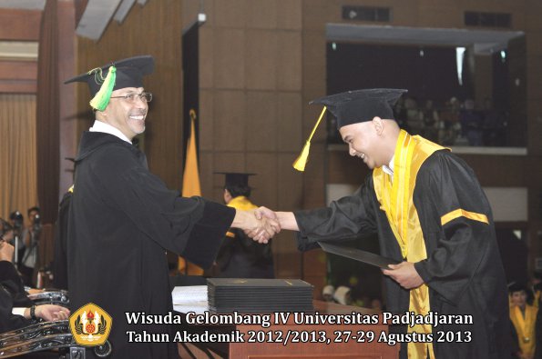 wisuda-unpad-gel-iv-ta-2012_2013-fakultas-ilmu-komunikasi-oleh-dekan-239