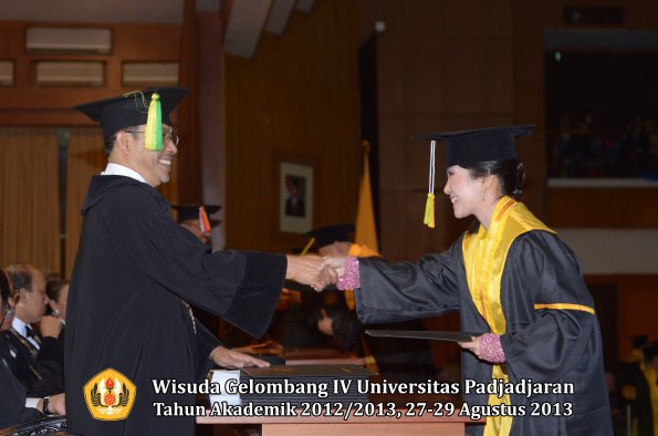 wisuda-unpad-gel-iv-ta-2012_2013-fakultas-ilmu-komunikasi-oleh-dekan-240