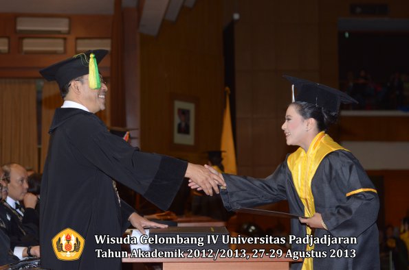 wisuda-unpad-gel-iv-ta-2012_2013-fakultas-ilmu-komunikasi-oleh-dekan-241