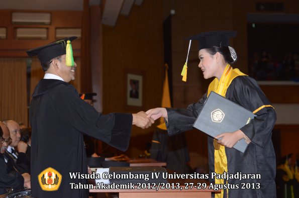 wisuda-unpad-gel-iv-ta-2012_2013-fakultas-ilmu-komunikasi-oleh-dekan-242