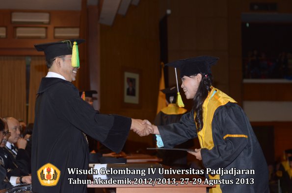 wisuda-unpad-gel-iv-ta-2012_2013-fakultas-ilmu-komunikasi-oleh-dekan-243