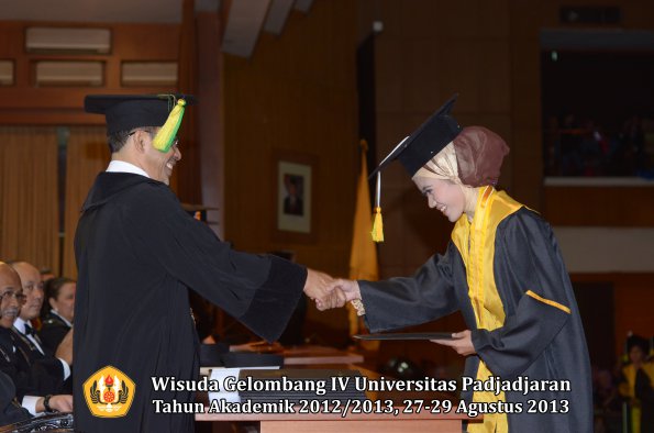 wisuda-unpad-gel-iv-ta-2012_2013-fakultas-ilmu-komunikasi-oleh-dekan-244