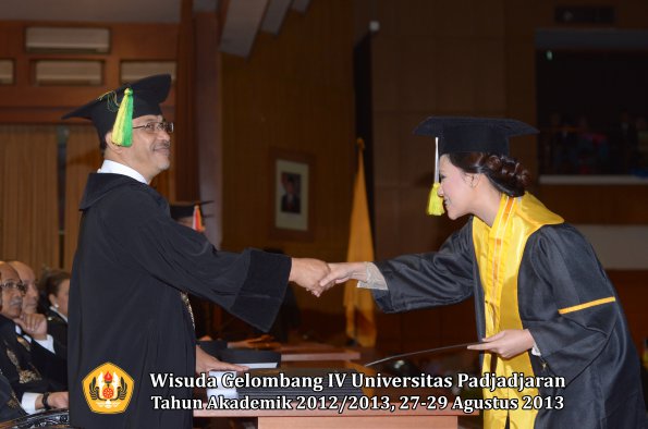 wisuda-unpad-gel-iv-ta-2012_2013-fakultas-ilmu-komunikasi-oleh-dekan-245