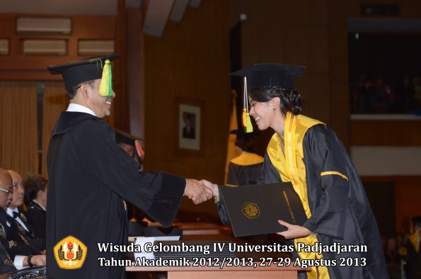 wisuda-unpad-gel-iv-ta-2012_2013-fakultas-ilmu-komunikasi-oleh-dekan-246