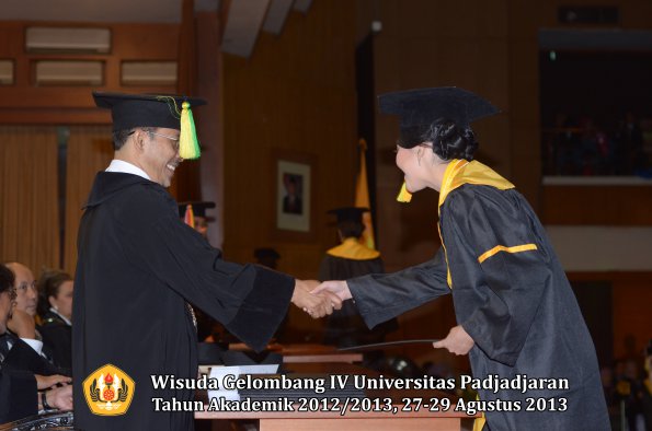 wisuda-unpad-gel-iv-ta-2012_2013-fakultas-ilmu-komunikasi-oleh-dekan-247