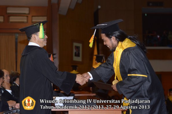 wisuda-unpad-gel-iv-ta-2012_2013-fakultas-ilmu-komunikasi-oleh-dekan-248