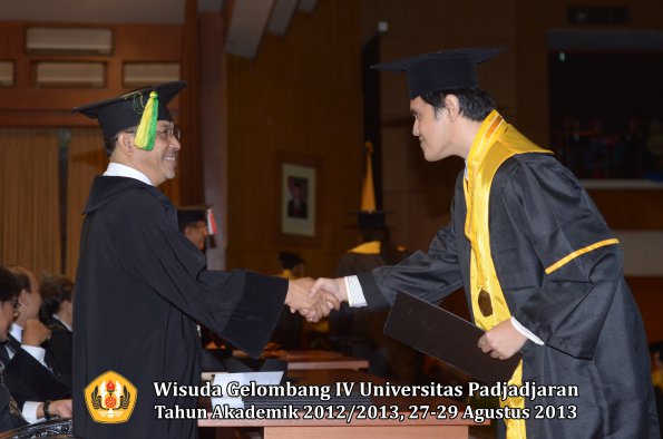 wisuda-unpad-gel-iv-ta-2012_2013-fakultas-ilmu-komunikasi-oleh-dekan-249