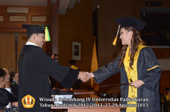 wisuda-unpad-gel-iv-ta-2012_2013-fakultas-ilmu-komunikasi-oleh-dekan-250