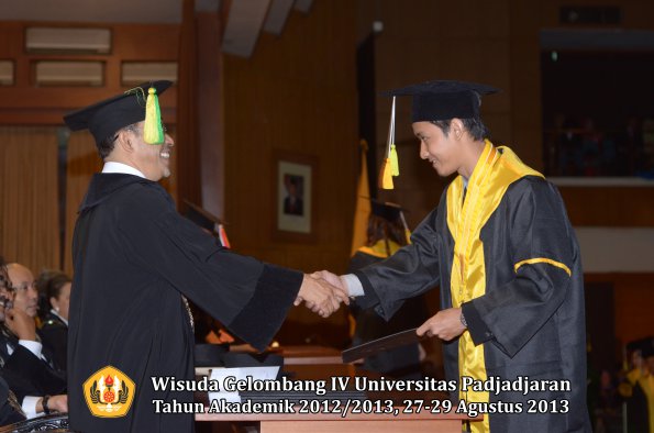 wisuda-unpad-gel-iv-ta-2012_2013-fakultas-ilmu-komunikasi-oleh-dekan-251