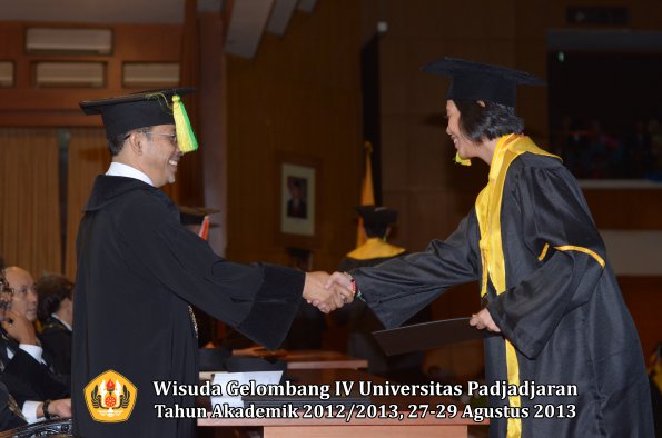 wisuda-unpad-gel-iv-ta-2012_2013-fakultas-ilmu-komunikasi-oleh-dekan-252