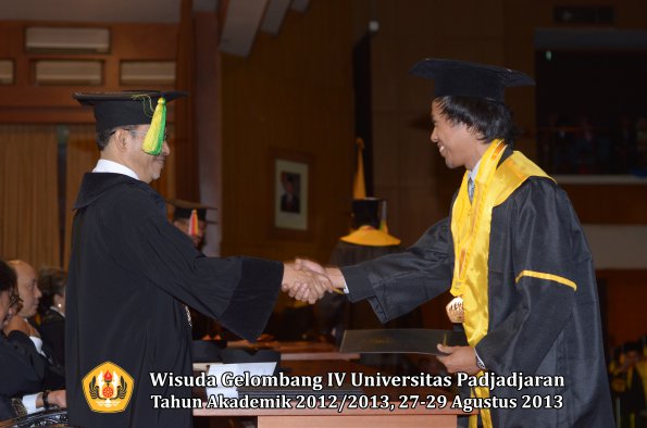 wisuda-unpad-gel-iv-ta-2012_2013-fakultas-ilmu-komunikasi-oleh-dekan-253