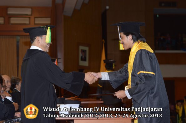 wisuda-unpad-gel-iv-ta-2012_2013-fakultas-ilmu-komunikasi-oleh-dekan-254