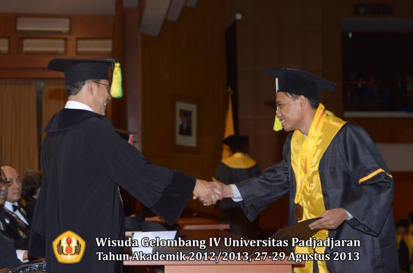 wisuda-unpad-gel-iv-ta-2012_2013-fakultas-ilmu-komunikasi-oleh-dekan-255