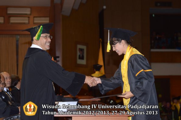 wisuda-unpad-gel-iv-ta-2012_2013-fakultas-ilmu-komunikasi-oleh-dekan-256