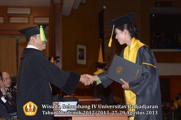 wisuda-unpad-gel-iv-ta-2012_2013-fakultas-ilmu-komunikasi-oleh-dekan-257