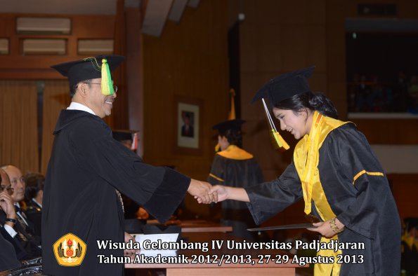 wisuda-unpad-gel-iv-ta-2012_2013-fakultas-ilmu-komunikasi-oleh-dekan-258