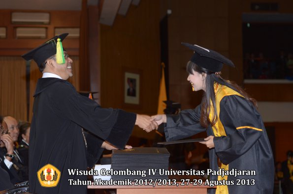 wisuda-unpad-gel-iv-ta-2012_2013-fakultas-ilmu-komunikasi-oleh-dekan-260